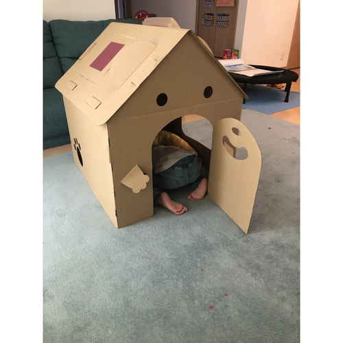 ダンボール　家　ハウス　くま　ダンボールハウス　子供　組立　おままごと ダンボール製のハウスが全体的に組み立てられ、くまのイラストが描かれた正面が見える。