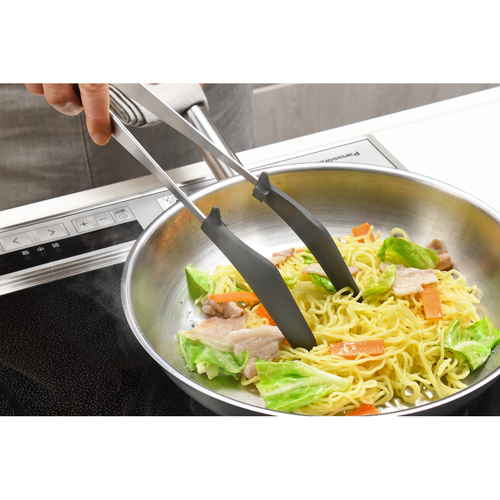 炒めトング シルバーの金属製で、先端が広がった状態で横向きに置かれている。