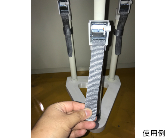 三角ツッパリヤグラ 4P（235～310mm） 白いツッパリ部材が、金属製の接続部と一緒に立てかけられた状態