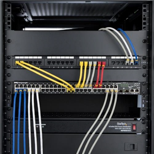 カテゴリ6A　LANケーブル　低煙ゼロハロゲン　ツメ折れ防止　10m　ホワイト　1本 全体が白色で、柔軟なケーブルがしっかりと巻かれた様子