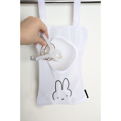 ランドリー収納　miffy　ピンチシュウノウバッグ　カオダケミッフィー かわいらしいキャラクターがプリントされたバッグの正面が見える状態