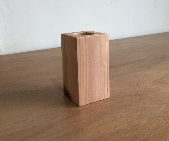 木製　試験管立て　SiTATEキューブ 木の質感が際立つ、試験管が立てられた立体的な構造