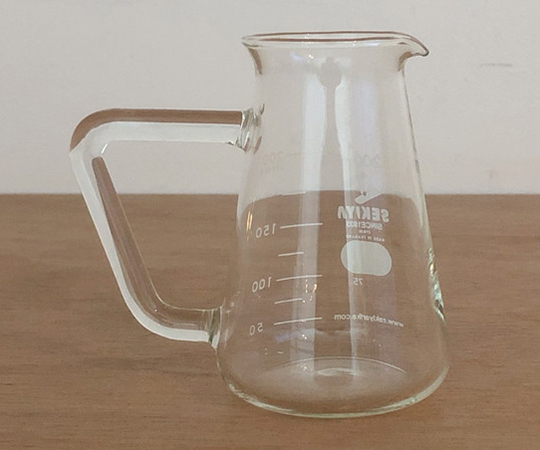 取っ手付きコニカルビーカー 200ml 透明なビーカーが正面から見える状態で、取っ手とメモリがはっきりと確認できる。