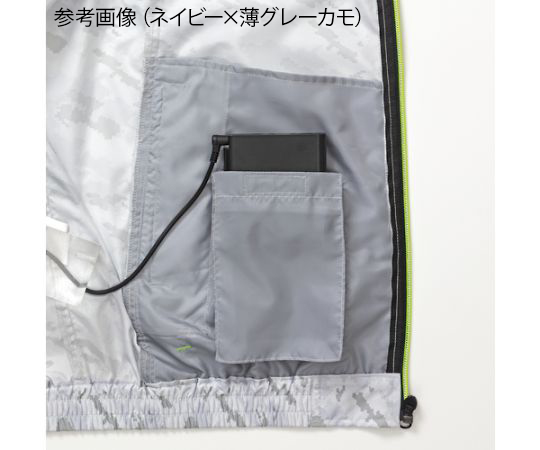ポリエステル製カジュアル空調ベストウェアのみネイビー×ネイビーカモLL 前面に大きなポケットのあるカジュアルなデザインのベストが立体的に表示され、ネイビーとネイビーカモの色合いが際立つ様子。