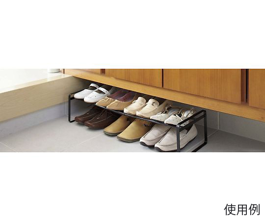 410-700x250x 75mm シューズラック 商品が横から見える状態で、上に靴が置かれている様子