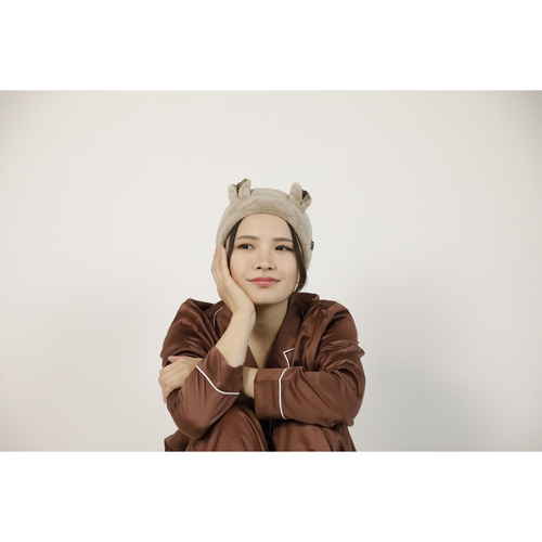 吸水アニマルヘアバンド　サテンクマ 柔らかい素材のクマを模したヘアバンドが平置きされている様子
