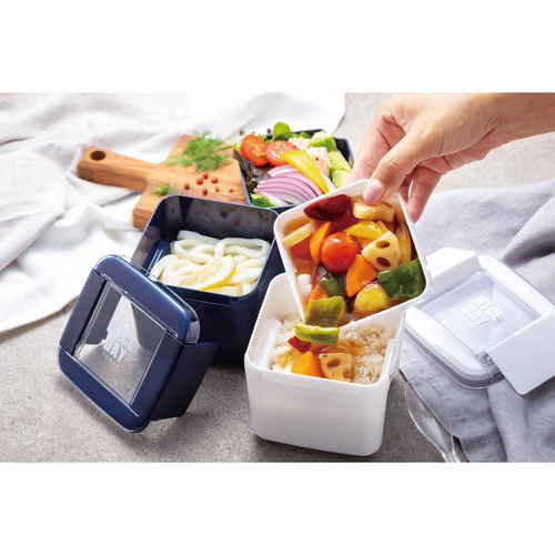 お弁当箱　イージーケアランチボックススクエア2段　680ml　ネイビー 深いネイビー色の2段構造のお弁当箱で、蓋が鮮明に立体感を持っている様子