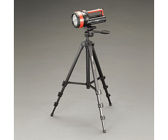 [単1x4本] フラッシュライト/LED(強･中･弱) 商品の持ち手部分が強調された斜めからの視点で、明るさ調整のボタンが見える状態