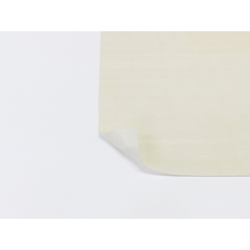 食器棚シート　防虫棚シート 白い棚の上に neatly folded やわらかい素材のシートが広げられた様子