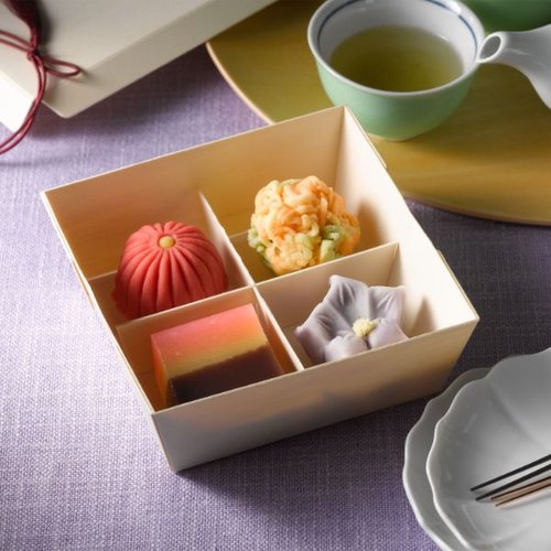 木製容器 ポプラの箱 正方 本体 アサヒグリーン 四角い木製の容器がふた付きで整然と並んでいる様子