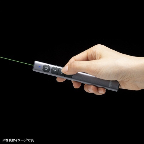 グリーンレーザーポインター(パワーポイント操作対応・充電式)　1個 充電端子が見える側面の姿勢