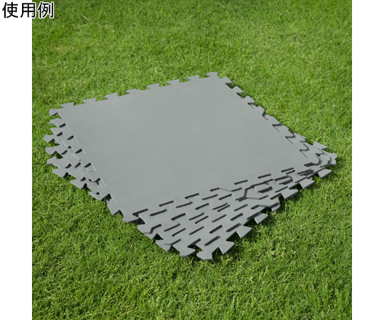 フロアプロテクター 50cm×50cm グレー 1組(9枚入) 平らな地面に整然と並べられたグレーのプロテクターシートのセット