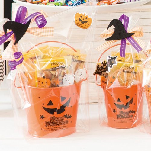 フラワー什器 ブラックハロウィンブリキバケツ-S(6個) ヘッズ 黒のブリキバケツが6個、カラフルなハロウィンの飾り付けで彩られた状態