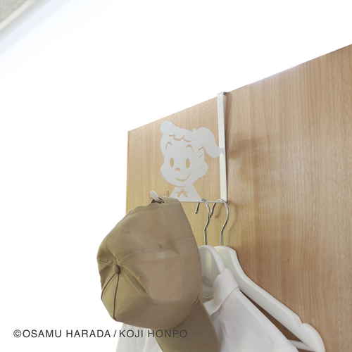ドアフック　OSAMU　GOODS　3.6cm　ホワイト 白いフックが木製ドアに取り付けられている様子