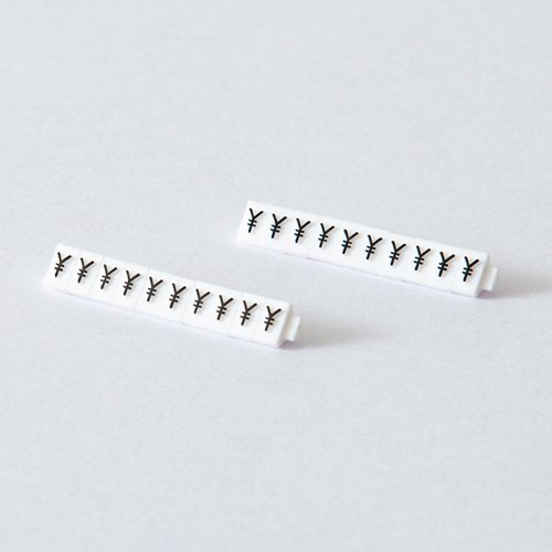 陳列備品 ニュープライスキューブ補充S用(20粒) 白/黒 ￥マーク 友屋 四角形のホワイトとブラックのタグが整然と並んだ状態