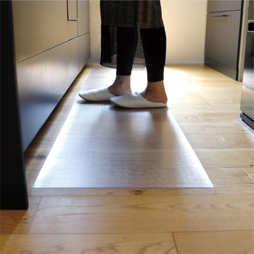 キッチンマット　透明キッチンマット　45×240cm 透明なキッチンマットが広がり、光沢のある表面が床の色を反射している様子。