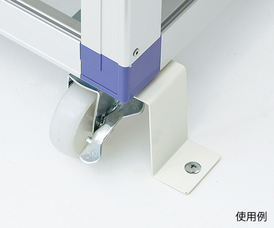 デシケーター床固定具　樹脂用φ65　1袋(4個入) 側面から撮影された4個入りのパッケージ、透明で中身が見える状態