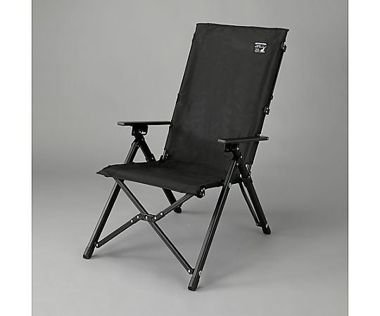 580x790x1010mmチェアー(ポータブル/3段調整/ブラック ブラックのポータブルチェアが斜めから見える状態で、3段調整の機能が際立っている。
