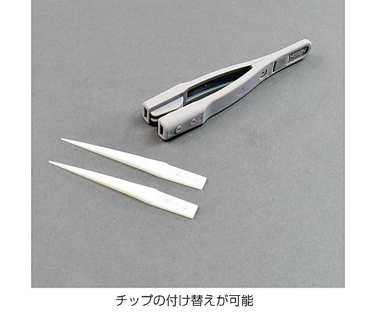 セラミックピンセット 清潔感のある白色のピンセットが中央に配置され、細い先端がくっきりと見える状態