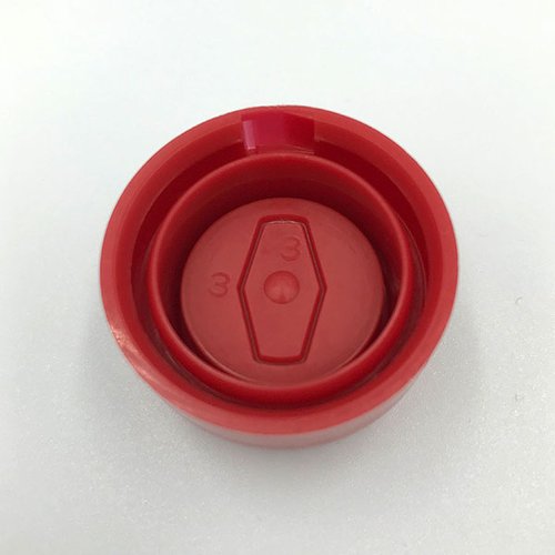 PET-360Q専用 R-Qtcap(菱穴) M赤/M赤 赤色のキャップが斜めから見える状態で、中央に菱形の穴が開いている