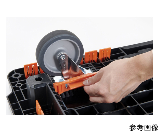 連結式樹脂製平台車 ビートル 900X600 自在3輪 3輪の自在キャスターが付いたプラスチック製の平らな台車が横から見える状態