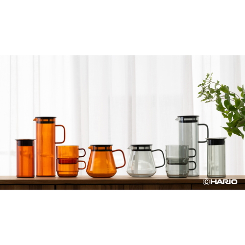 HARIO　COLORS　キャニスター　グレー シンプルなデザインの蓋付き容器が横から見える状態