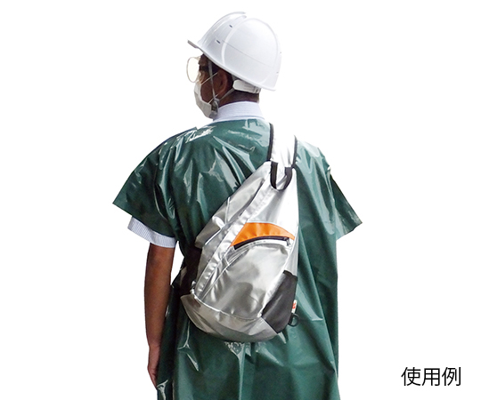 帰宅支援21点セット ワンショルダーバック 全体が見える状態で、バッグが開いた状態で中に収納品が見える様子