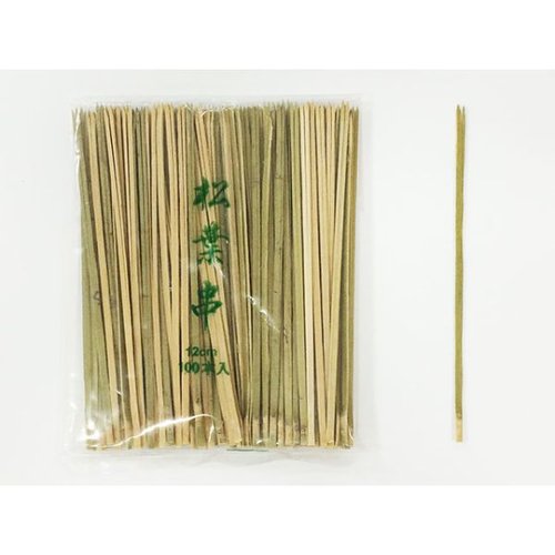 竹串 松葉串 12cm 100本入 マスキ 白い背景に整然と並べられた長さ12cmの竹串100本入りパッケージ。