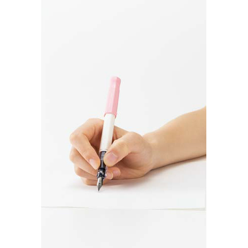 万年筆 カクノ 細字 ソフトピンク軸 細字のペン先が露出し、ソフトピンクの軸が横向きで配置されている様子