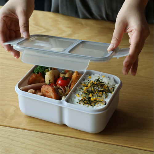 弁当箱　1300ml　汁漏れしにくい弁当箱　抗菌ライスボーイ　MAX 正面から撮影され、フタが開いた状態で中身が見える弁当箱の様子