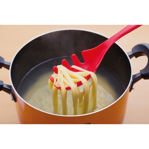 パスタサーバー　シェフツール　キャッチ麺サーバー 金属に光沢があるシルバーカラーのサーバーが横向きで置かれている状態
