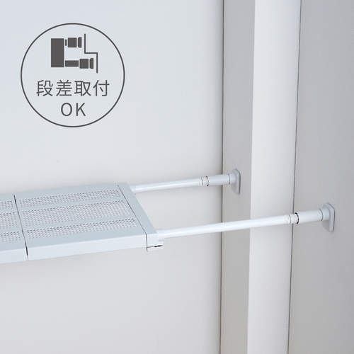つっぱり棚　突っ張り棚　ワイド　幅95~150cm　マットホワイト　棚　ラック 白いマット仕上げの棚が壁にしっかりと取り付けられ、収納スペースが広がっている様子