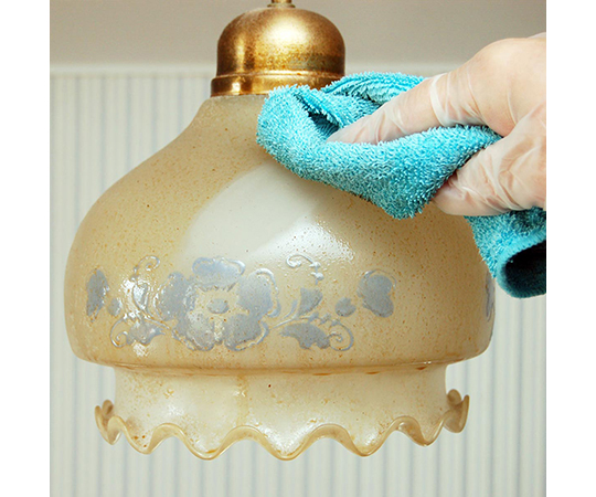 カベ紙用　リビングクリーン　300mL 白いボトルが目立つ正面からのショットで、ラベルがはっきりと見える状態