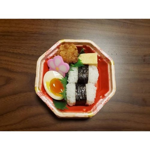弁当容器 BFハカマ集八角14 花風月 本体(N) シーピー化成 斜めから見た透明な容器、蓋付きで中身が見える状態