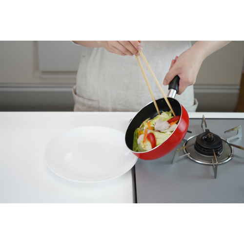 かちこれ　ガラス蓋付ミニフライパン16cm　レッド 鮮やかな赤色のミニフライパンと透明なガラス蓋が寄り添う様子