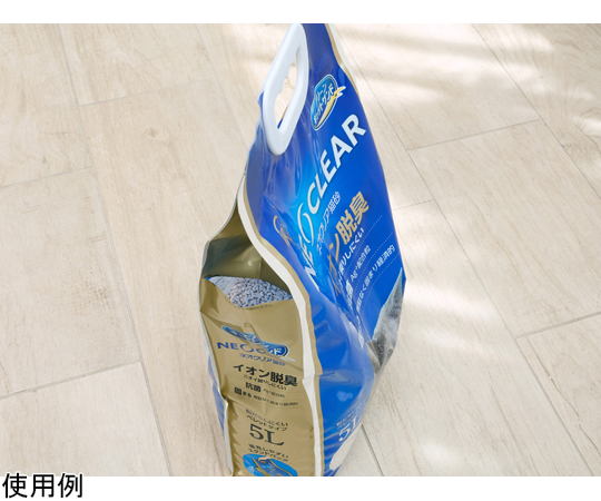 ネオクリア猫砂5L 透明な袋に入った白色の粒状の猫砂が見える状態