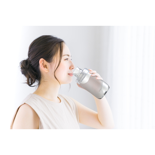 LIPPY　ウォーターボトル　700ml　クリア クリアなボトルが水を満たした状態で光を反射している様子