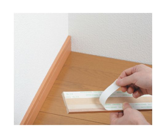 建築内装用両面テープ　NO.515 透明なテープが丸巻きで並べられた様子