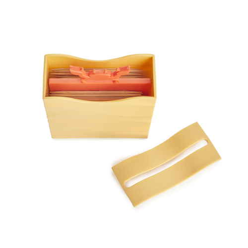 balvi　つまようじ入れ　トゥースピックホルダー　crab 赤いカニの形をしたユニークなつまようじ入れが正面から見える状態