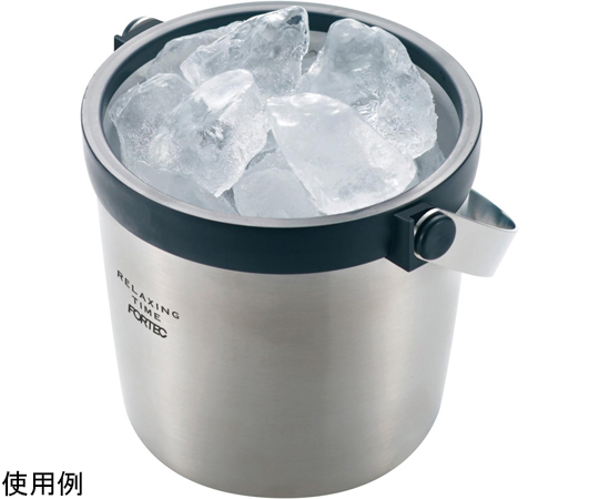 FHSTアイスペール1.7L（目皿付） 透明な素材で構成されたアイスペールが、目皿を持ち、横から光を受けて輝いている状態。