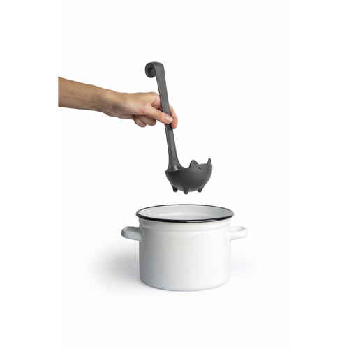 OTOTO　お玉　ケーティー　キャットレードル　ブラック 商品が横向きに置かれ、シャープなブラックのデザインが際立つ様子。