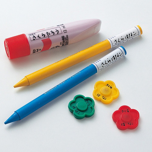 油性ﾏｰｶｰ ﾏｲﾈｰﾑﾂｲﾝ 太字+細字 くろ 1本 キャップが外された状態で、先端が太字と細字に分かれたマーカーの様子
