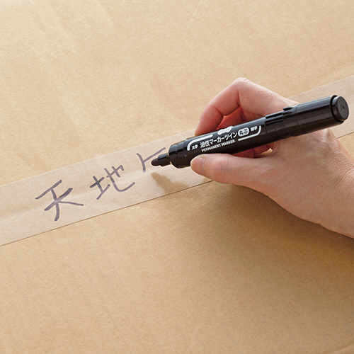 キャップ式油性マーカー　ツイン　太字(丸芯)+細字　黒　1本 キャップが付いた状態で太字と細字の先端が見える横向きのマーカー