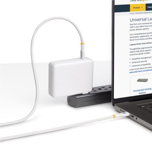 USB-C充電ケーブル　1m　オス・オス　ホワイト　1本 ケーブルが白い背景に置かれ、しっかりとした束にまとめられている様子