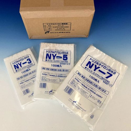 真空袋 トリプルナイロン規格袋 NY-1730 中本アドバンストフィルム 透明な袋が横向きに立てられ、内部の物がわずかに透けて見える状態