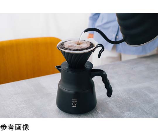 V60メタルドリッパー・マットブラック 光沢のあるマットブラックのドリッパーが背景と対比して際立っている様子