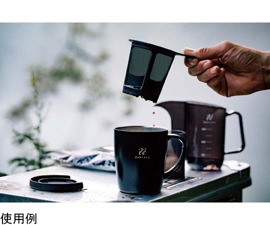 真空二重マグコーヒーメーカー Zebrang 商品が中央に位置し、光沢のある金属的な仕上げの容器が特徴的な状態