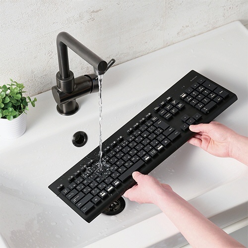 洗える　抗菌　無線キーボード　ブラック　1台 クッション性のあるキーキャップが並ぶ、清潔感のあるデザイン
