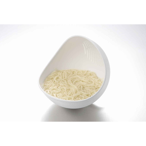 ボウル くるっと L らくチンお料理ボウル ホワイト 白いボウルが斜め上から撮影され、軽やかに丸みを帯びた形状が強調されている様子