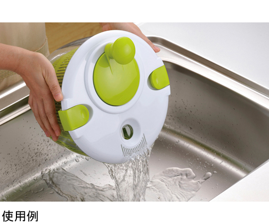 キッチンアシスト 回転式野菜水切り器 24cm 円形の水切り器が斜め上から見える状態で、内部に野菜がセットされている様子
